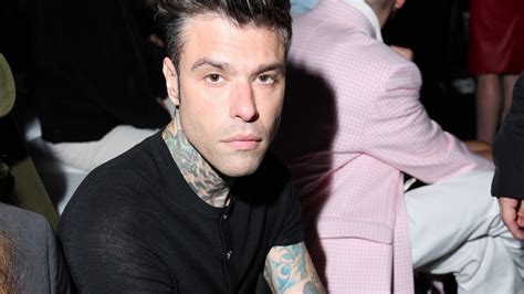 versace giacca fedez|Fedez da solo alla sfilata di Versace .